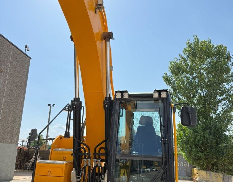 JCB 210 XLC **EPIROC HAMMER**